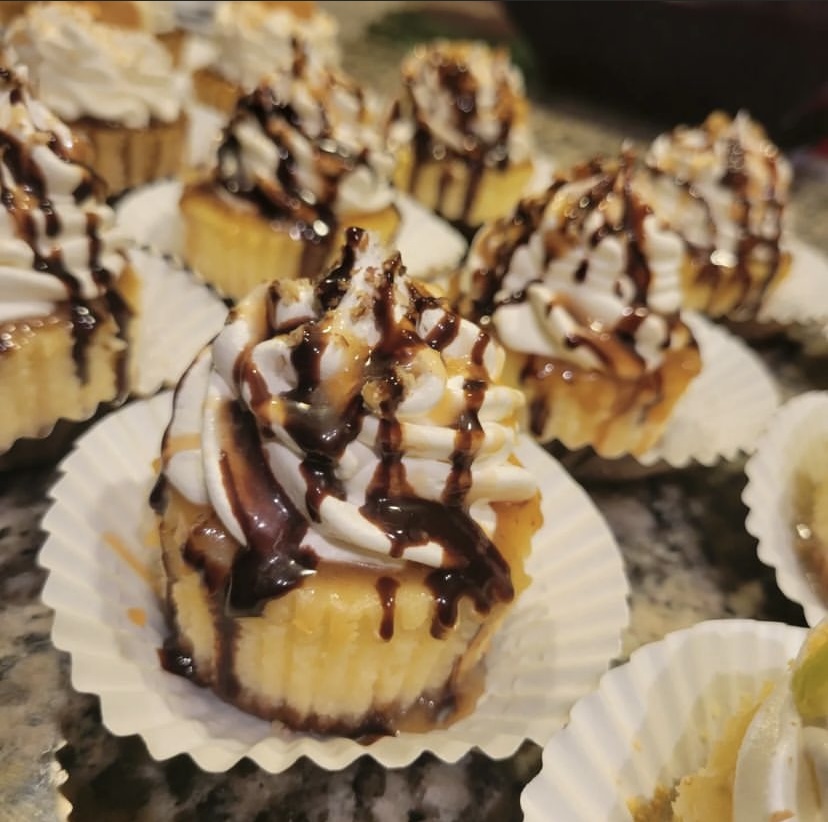 turtle cheesecake cupcakes